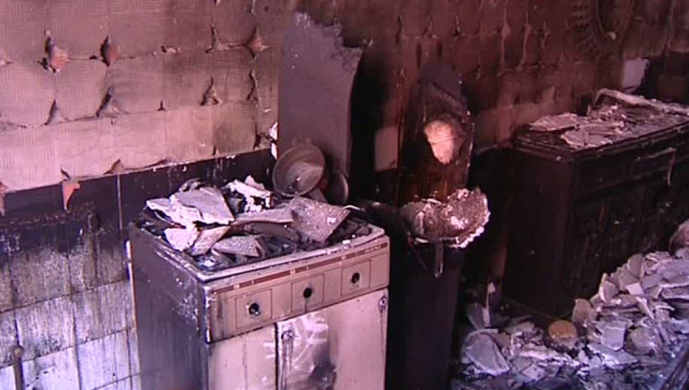 Así quedó la vivienda incendiada en Vélez-Málaga