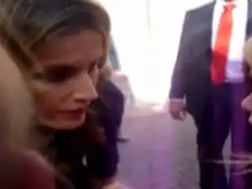 La princesa Letizia media entre dos niñas La princesa Letizia media entre dos niñas