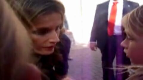 La princesa Letizia media entre dos ni&ntilde;as