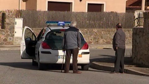 Un coche de la Guardia Civil en Torrecaballeros (Segovia)