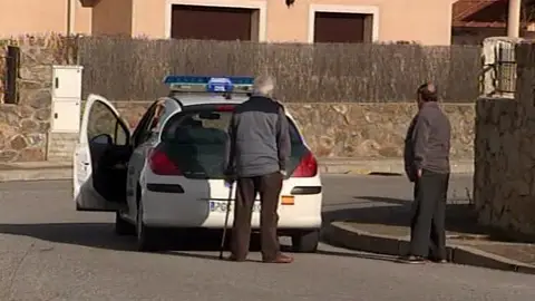 Un coche de la Guardia Civil en Torrecaballeros (Segovia) Un coche de la Guardia Civil en Torrecaballeros (Segovia)