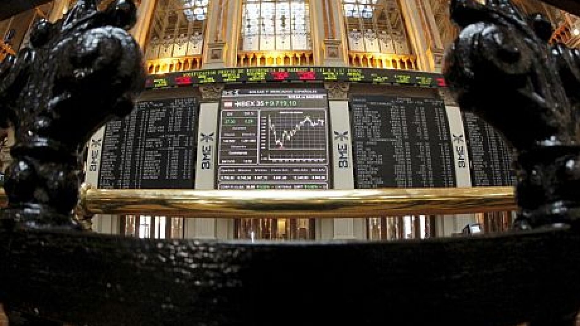 El Ibex 35 sube un 2,67% al cierre de la sesi&oacute;n y supera los 10.300 puntos 