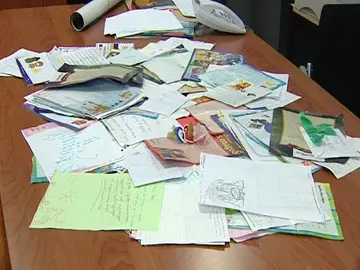 Un niño encuentra, tiradas en la calle, las cartas que habían escrito a los Reyes Magos Un niño encuentra, tiradas en la calle, las cartas que habían escrito a los Reyes Magos