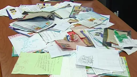 Un niño encuentra, tiradas en la calle, las cartas que habían escrito a los Reyes Magos Un niño encuentra, tiradas en la calle, las cartas que habían escrito a los Reyes Magos