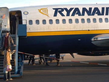 Pasajeros descienden de un avión de Ryanair