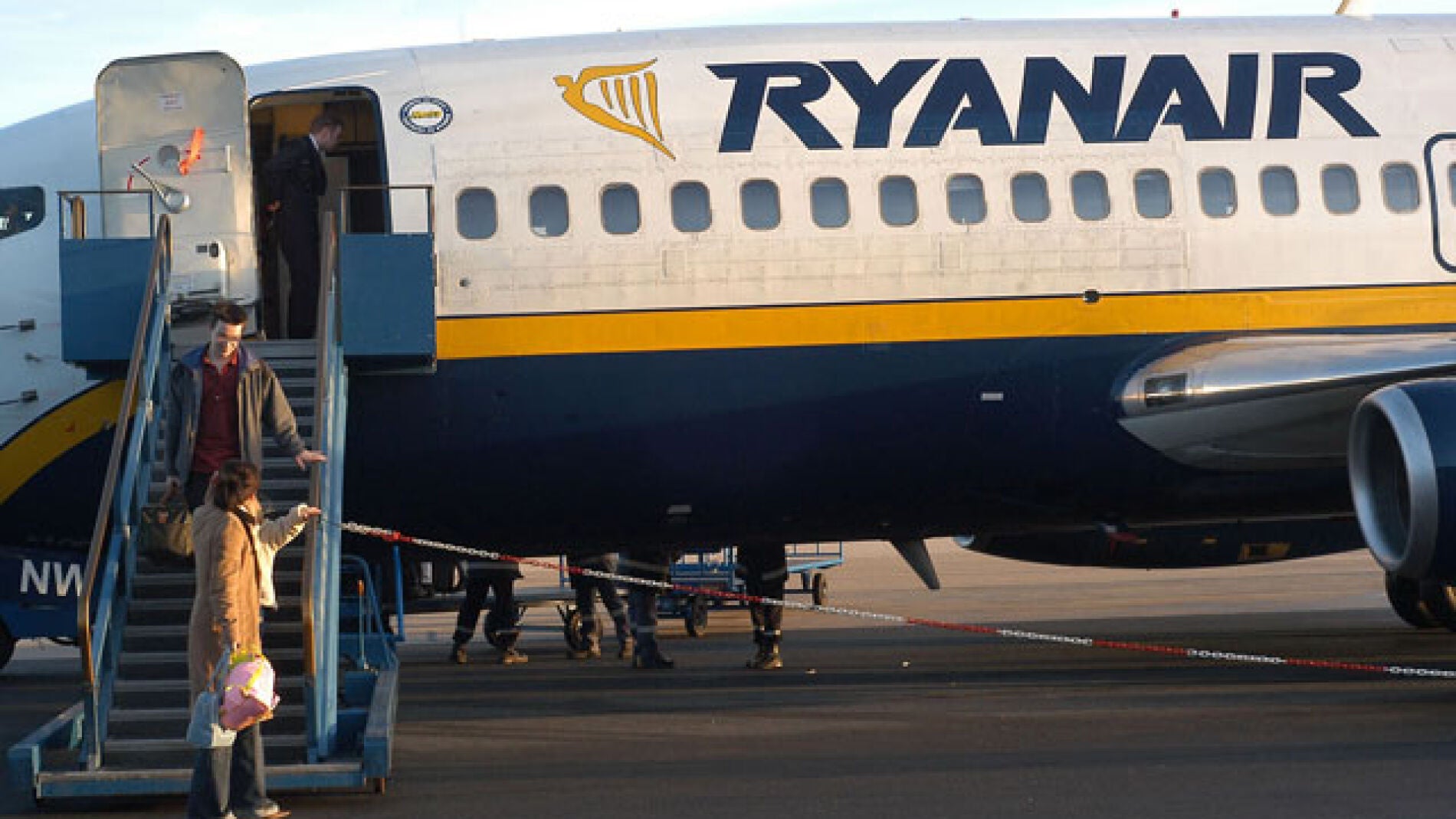 Pasajeros descienden de un avi&oacute;n de Ryanair