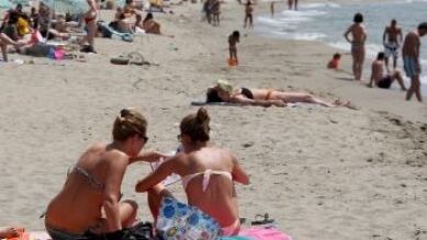 Un enero primaveral invade de turistas las playas de Benidorm