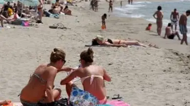 Un enero primaveral invade de turistas las playas de Benidorm Un enero primaveral invade de turistas las playas de Benidorm