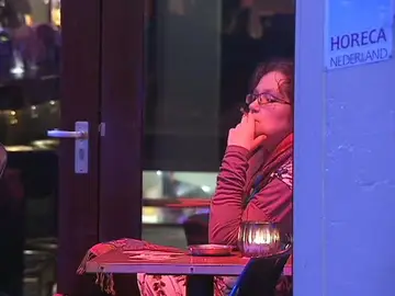 Fumando en un bar de Holanda Fumando en un bar de Holanda