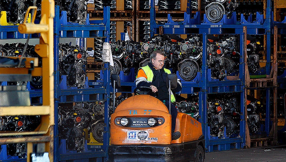 Un trabajador en la planta de la zona Franca de Barcelona
