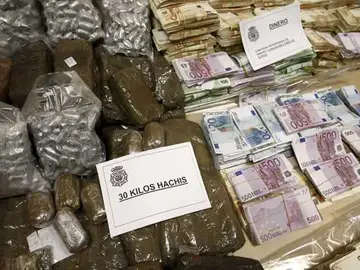 Droga y dinero incautados Droga y dinero incautados