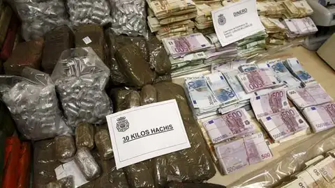 Droga y dinero incautados Droga y dinero incautados