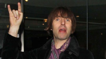 Liam Gallagher, saludando