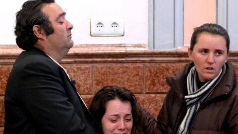 Los padres de Esther Jiménez durante el funeral 