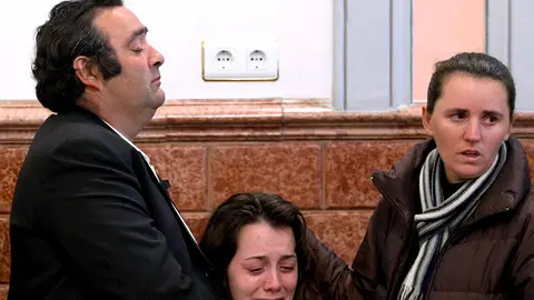 Los padres de Esther Jiménez durante el funeral Los padres de Esther Jiménez durante el funeral