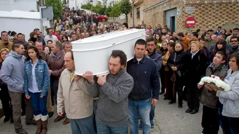Cientos de vecinos de Paterna (Cádiz) despiden a la niña fallecida en Arriate Cientos de vecinos de Paterna (Cádiz) despiden a la niña fallecida en Arriate