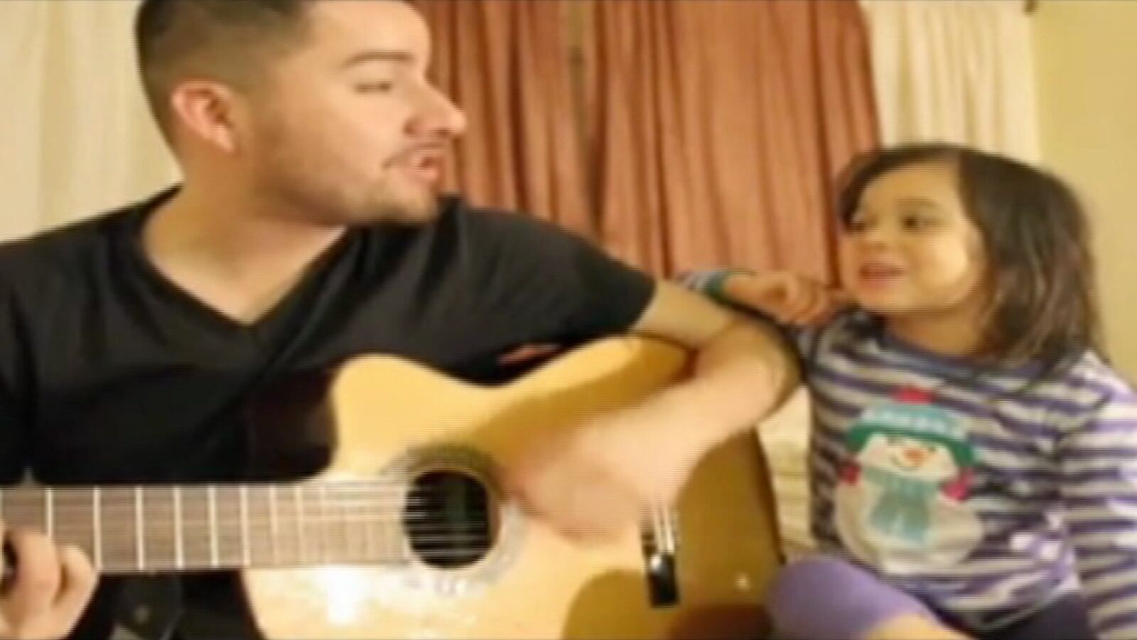 Papá y Alexa, un dúo musical que triunfa en YouTube