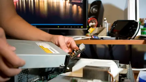 Una persona piratea una videoconsola Una persona piratea una videoconsola