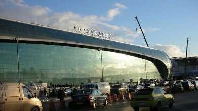 Una mujer que perdió su avión finge llevar una bomba y amenaza con detornarla para que vuelva