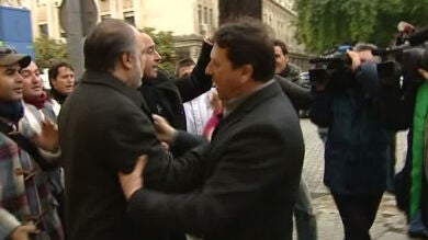 El abogado del hermano de Carcaño, zarandeado a la salida del juzgado