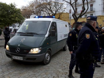 Furgón policial con Javier Carcaño a su llegada a la Audiencia de Sevilla