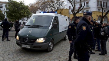 Furgón policial con Javier Carcaño a su llegada a la Audiencia de Sevilla