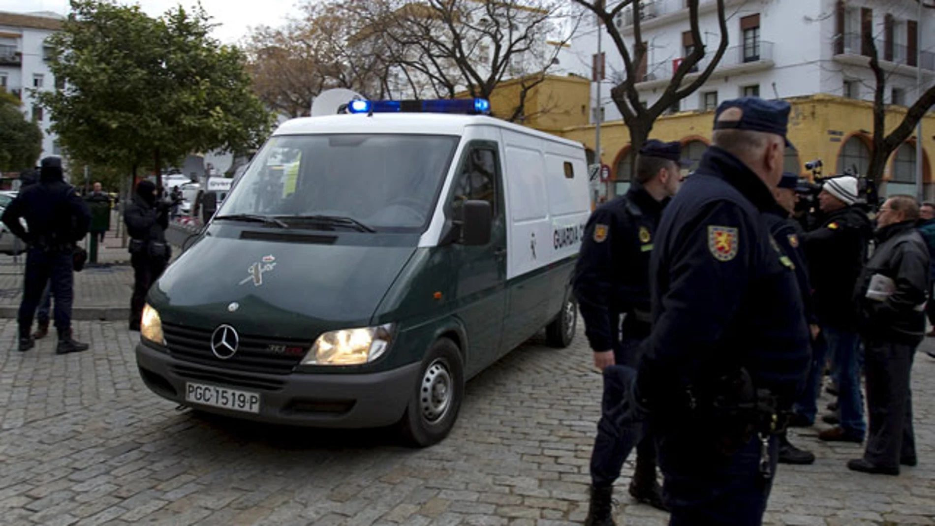 Furgón policial con Javier Carcaño a su llegada a la Audiencia de Sevilla Furgón policial con Javier Carcaño a su llegada a la Audiencia de Sevilla
