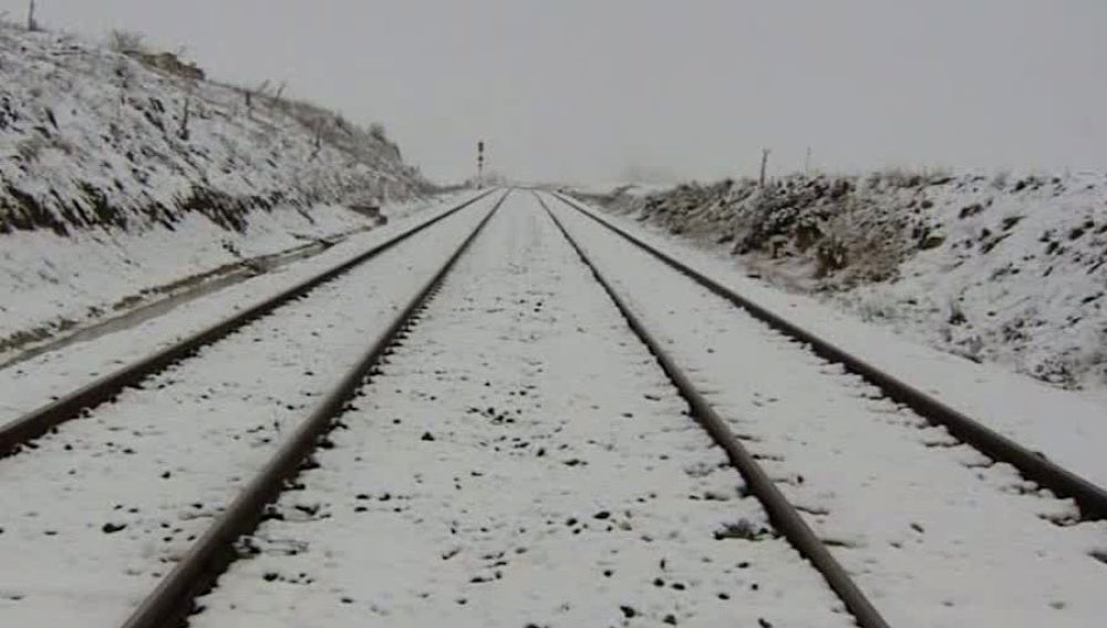 Vías de tren nevadas en Granada