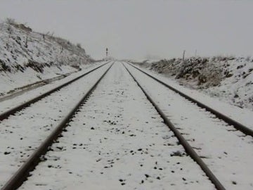 Vías de tren nevadas en Granada