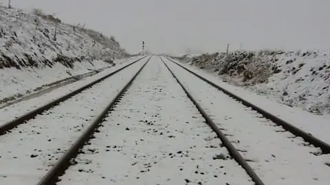 Vías de tren nevadas en Granada Vías de tren nevadas en Granada