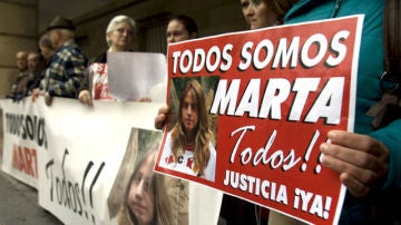 Concentración en apoyo a la familia de Marta del Castillo