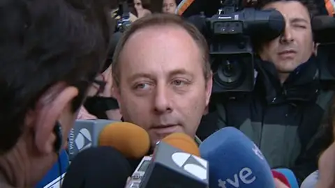 El padre de Marta del Castillo a la salida del juzgado El padre de Marta del Castillo a la salida del juzgado