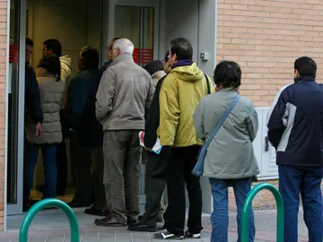 Desempleados frente a una oficina de empleo Desempleados frente a una oficina de empleo