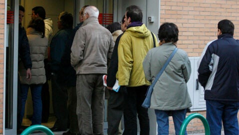 Desempleados frente a una oficina de empleo