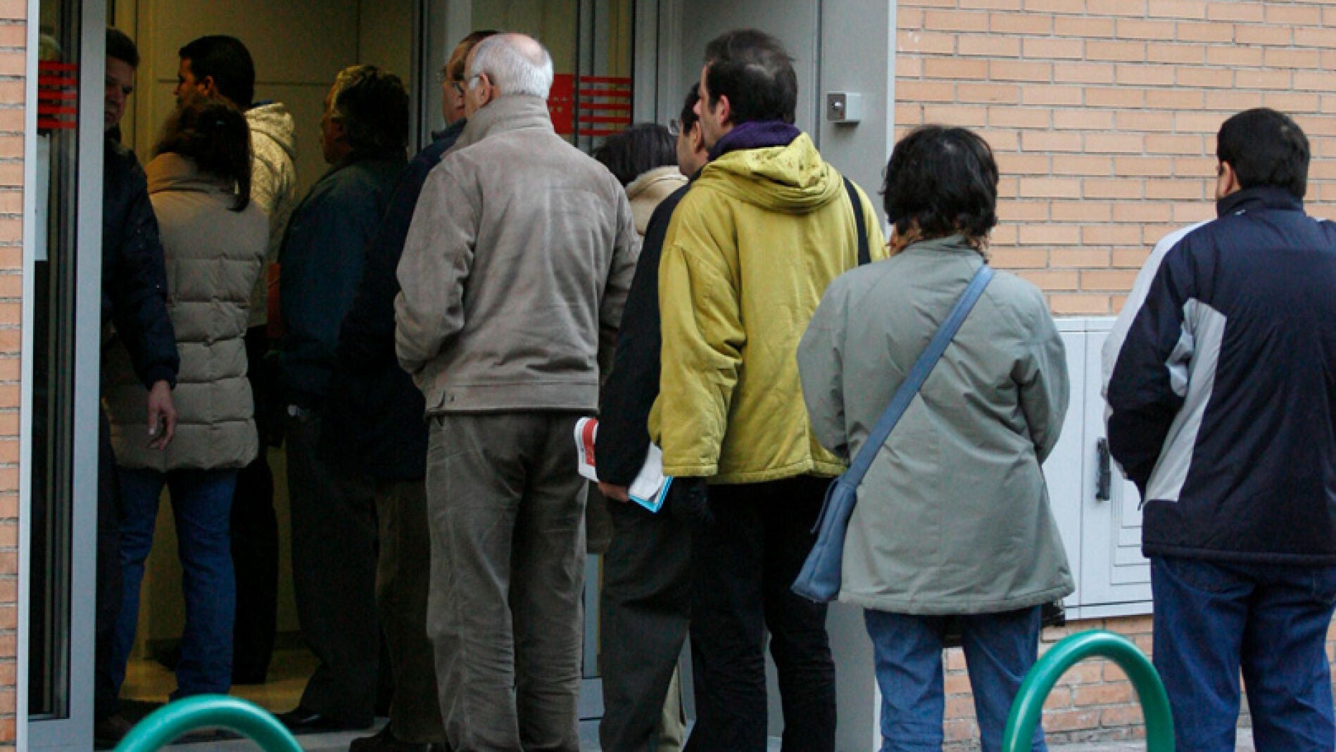 Desempleados frente a una oficina de empleo