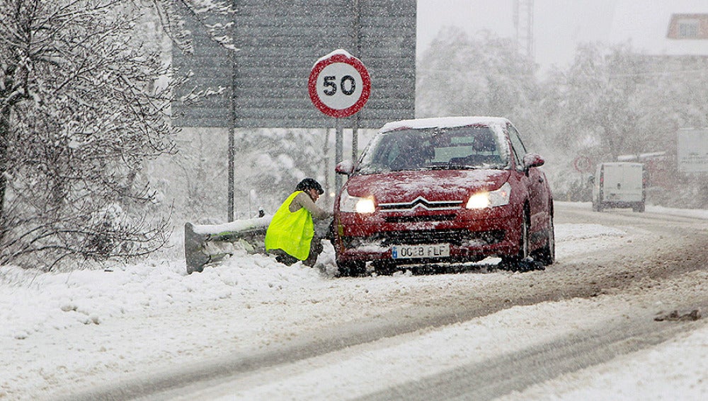 Un vehículo en La Cabrera, junto a la A1