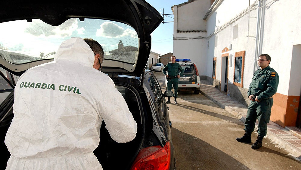 La Guardia Civil investiga en el lugar del crimen