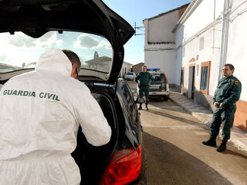 La Guardia Civil investiga en el lugar del crimen La Guardia Civil investiga en el lugar del crimen