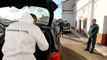 La Guardia Civil investiga en el lugar del crimen