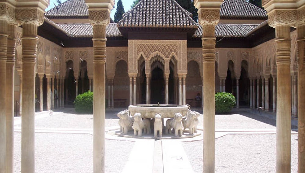 Patio de los Leones, uno de los principales atractivos de la Alhambra