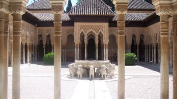 Patio de los Leones, uno de los principales atractivos de la Alhambra