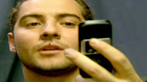 David Bisbal con el móvil David Bisbal con el móvil