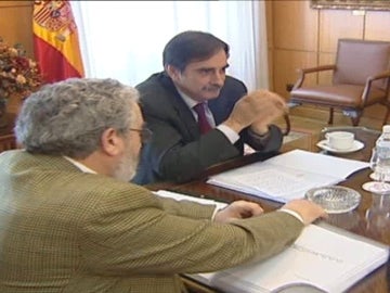 Valeriano Gómez en su reunión por el pacto social