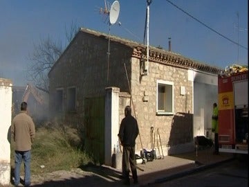 Una mujer fallece aplastada por los escombros al arder su casa Una mujer fallece aplastada por los escombros al arder su casa