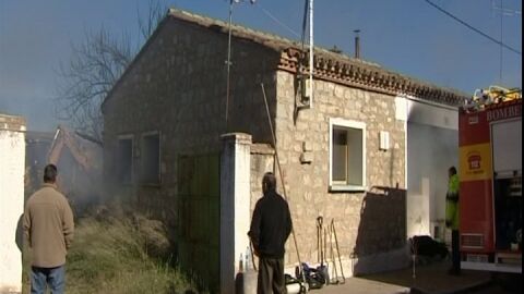Una mujer fallece aplastada por los escombros al arder su casa