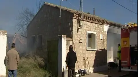 Una mujer fallece aplastada por los escombros al arder su casa Una mujer fallece aplastada por los escombros al arder su casa