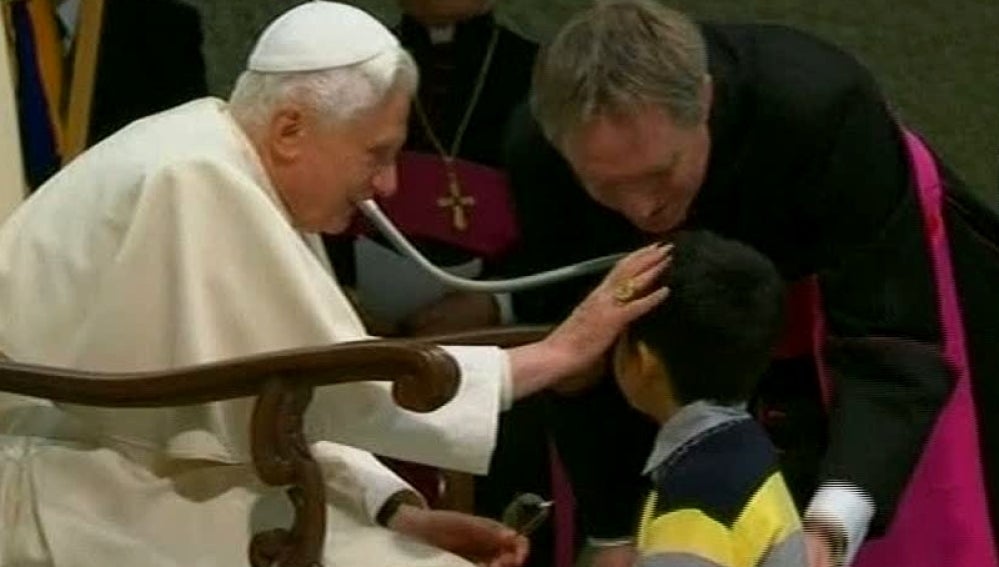 Un niño habla con el Papa