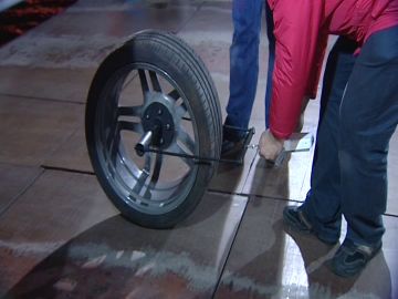 Los peritos comprueban la adherencia del piso del puente colgante de Bilbao Los peritos comprueban la adherencia del piso del puente colgante de Bilbao