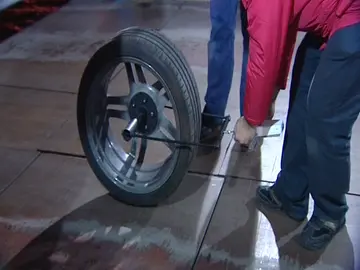 Los peritos comprueban la adherencia del piso del puente colgante de Bilbao Los peritos comprueban la adherencia del piso del puente colgante de Bilbao