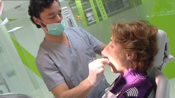 Un odontólogo atiende a un paciente